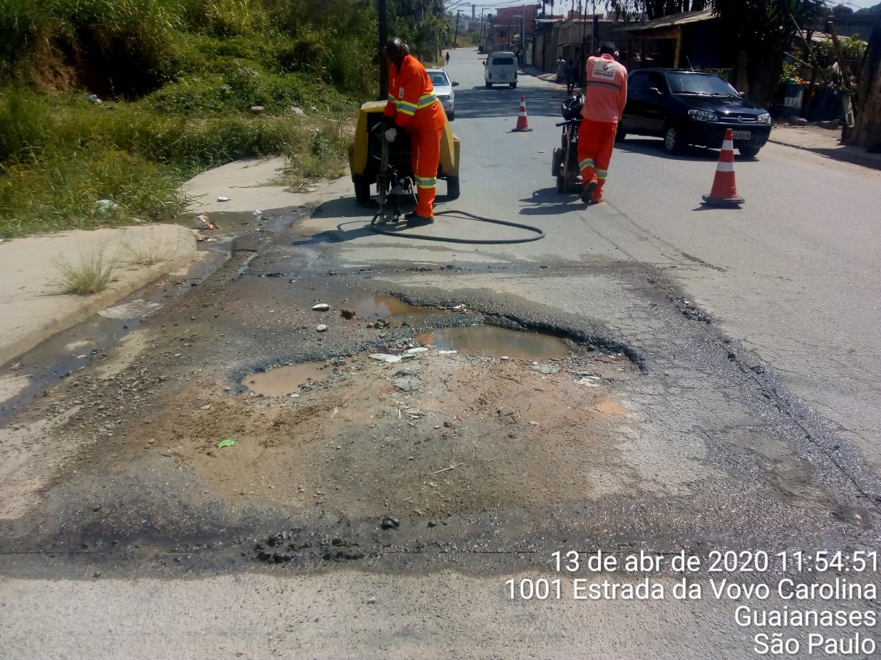 buraco no meio da pista, com corte retangular, no trecho que será remendado 